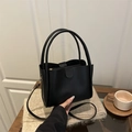 Bolso de mano minimalista de cuero negro mate con asas dobles y correa ajustable - Negro