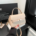 Bolso de hombro minimalista de cuero beige con cierre de metal dorado elegante - Caqui