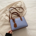 Elegante borsa a mano in pelle viola e marrone con tracolla regolabile e scritte dorate - Blu
