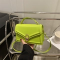 Neongrüne kleine quadratische Handtasche aus Leder mit goldener Schnalle und Griff - Grün
