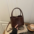 Bolso saco retro marrón chocolate con correa ajustable y bolsillo interior - Marrón