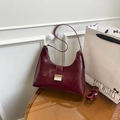 Borsa a mezzaluna bordeaux lucido con fibbia in metallo dorato e tracolla regolabile - Rosso