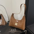 Borsa a spalla in ecopelle marrone a forma di mezzaluna con fibbia in metallo - Marrone