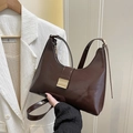 Borsa a tracolla marrone scuro lucida minimalista con fibbia dorata e cinturino - Marrone