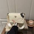 Minimalistische beige Umhängetasche aus Nylon mit Bärenemblem und breitem Schultergurt - Gebrochenes Weiß