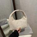 Borsa a mano minimalista in paglia intrecciata color crema con design a mezzaluna - Bianco