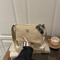 Beigefarbene Nylon-Umhängetasche mit Bären-Aufnäher und breitem Schultergurt aus Stoff - Khaki