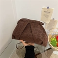 Borsa a nuvola chic con stampa leopardata, pieghe morbide e tracolla sottile - Marrone