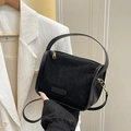 Elegante bolso Boston de ante negro con ribetes de cuero liso y cremalleras doradas - Negro