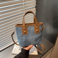 Borsa a secchiello in denim blu con finiture marroni e borchie dorate a mano - Blu