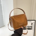 Bolso bandolera minimalista de ante marrón cálido y cuero con detalles dorados - Marrón