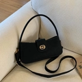 Schwarze Wildleder-Handtasche mit goldenem Trensen-Detail und verstellbarem Schultergurt - Schwarz