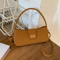 Detail der dunkelbraunen Wolltasche mit goldener Schließe und verstellbarem Schultergurt - Braun