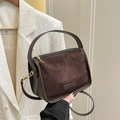 Bolso de mano minimalista de ante marrón oscuro con asa superior y correa de metal dorado - Marrón