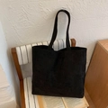 Bolso tote negro minimalista de gran capacidad en gamuza suave colgado en silla de madera - Negro