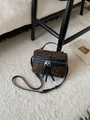 Sac boîte léopard élégant avec bandoulière réglable noire dans un décor de style - Noir