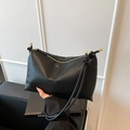 Borsa a tracolla minimalista in pelle nera martellata con eleganti dettagli dorati - Nero
