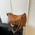 Borsa a spalla in pelle martellata marrone con nodo e finiture in metallo oro - Marrone