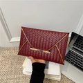 Burgunderrote gewebte Umschlag-Clutch aus Kunstleder mit goldenen Metalldetails - Rot