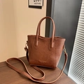 Bolso tote marrón clásico con textura de PU y detalle de logotipo dorado Fashion & Bag - Marrón