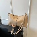 Secchiello beige con grana litchi con tracolla a nodo unica e cerniera superiore - Cachi