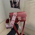 Sac sous le bras en cuir mat bordeaux avec boucle dorée et bandoulière tisée - Rouge