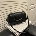 Minimalistische schwarze Achseltasche mit Krokoprägung und goldener Mondsichelschnalle - Schwarz