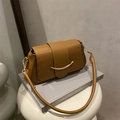 Schicke karamellbraune Schultertasche aus Kunstkrokodilleder mit goldener Schnalle - Braun