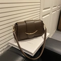 Dunkelbraune Baguette-Schultertasche mit Krokostruktur und goldenen Metallbeschlägen - Braun