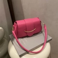 Sac bandoulière rose fuchsia avec relief crocodile et élégant détail en métal doré - Rose