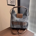 Sac fourre-tout 2025 en toile grise avec finitions cuir marron et grand patch lettre - Brun Foncé