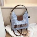 Sac à main en denim contrasté avec garniture en cuir marron et lettres 3D style chic - Denim Bleu