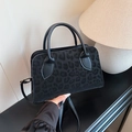 Elegante borsa a tracolla nera leopardata con manici superiori e pannello in pelliccia - Nero