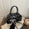 Bolso de hombro grande en charol negro con colgante de lazo de perlas y bolsillos frontales - Negro