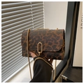 Detail einer Leopard-Umhängetasche mit goldener Kette und ovalem Ringverschluss - Leopard Kaffee