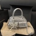 Bolso plateado metalizado con colgante de lazo de perlas y bolsillos frontales - Plateado