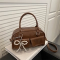 Bolso Boston marrón de cuero sintético con bolsillos dobles y colgante de perlas - Marrón
