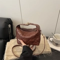 Sac à bandoulière matelassé marron foncé avec motif cœur et détails métalliques dorés - Marron