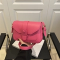 Borsa a tracolla quadrata rosa in ecopelle con tracolla regolabile e fibbia magnetica oro - rosa acceso