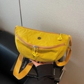 Riñonera amarilla en forma de media luna de nailon resistente con correa ancha ajustable - Amarillo