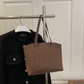 Borsa tote leopardata marrone con texture opaca e doppi manici sottili per un look casual - Marrone