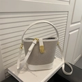 Sac seau élégant blanc et beige avec fermoir doré et bandoulière réglable - Blanc