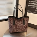 Grande borsa tote leopardata con manici neri in pelle e design trapezoidale retrò - Marrone