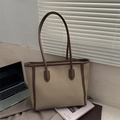 Minimalistische aprikosenfarbene Tragetasche mit braunem Lederbesatz und Schultergurten - Khaki