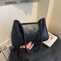 Borsa sottobraccio nera effetto coccodrillo con dettaglio fiocco in metallo argento - Nero