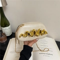 Cremeweiße halbrunde Clutch mit goldenem Wellen-Metallbesatz und elegantem Kettenriemen - Gebrochenes Weiß