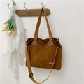 Bolso tote de pana marrón con correa ajustable y detalle de parche de cuero - Marrón