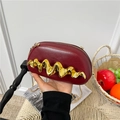 Borsa a tracolla tonda rosso scuro con finiture in metallo ondulato e catena oro - Borgogna