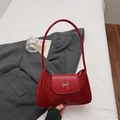 Borsa a spalla rossa con texture a coccodrillo e fibbia a fiocco in metallo argento - Rosso