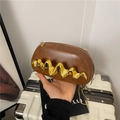 Bolso caja de cuero marrón con ondas, asa dorada y correa de hombro de cadena - Marrón